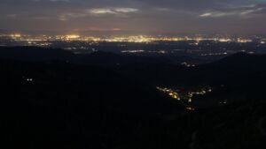 Dieses Bild zeigt eine Webcam-Aufnahme vom Achertal, aufgenommen am Montag, den 27.04.2026 um 21:40 Uhr. Die Temperatur betrug 10.6°C.