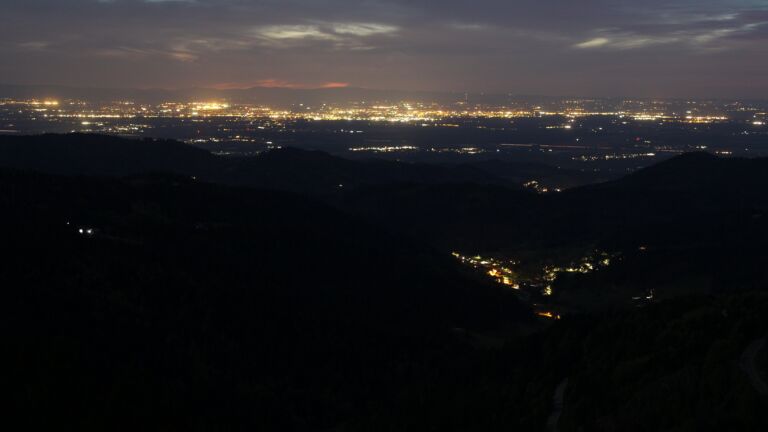 Dieses Bild zeigt eine Webcam-Aufnahme vom Achertal, aufgenommen am Montag, den 27.04.2026 um 21:40 Uhr. Die Temperatur betrug 10.6°C.