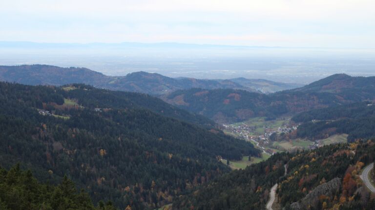 Dieses Bild zeigt eine Webcam-Aufnahme vom Achertal, aufgenommen am Freitag, den 31.10.2025 um 16:50 Uhr. Die Temperatur betrug 10.4°C.