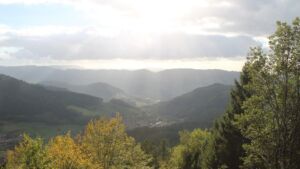 Dieses Bild zeigt eine Webcam-Aufnahme vom Achertal, aufgenommen am Mittwoch, den 28.10.2026 um 15:00 Uhr. Die Temperatur betrug 12.7°C.
