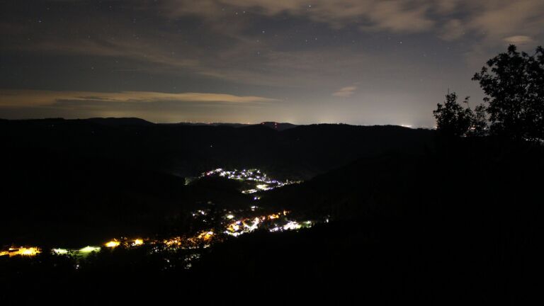 Dieses Bild zeigt eine Webcam-Aufnahme vom Achertal, aufgenommen am Sonntag, den 13.09.2026 um 04:00 Uhr. Die Temperatur betrug 15.2°C.