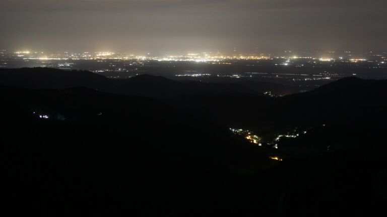 Dieses Bild zeigt eine Webcam-Aufnahme vom Achertal, aufgenommen am Mittwoch, den 16.07.2025 um 01:00 Uhr. Die Temperatur betrug 12.8°C.