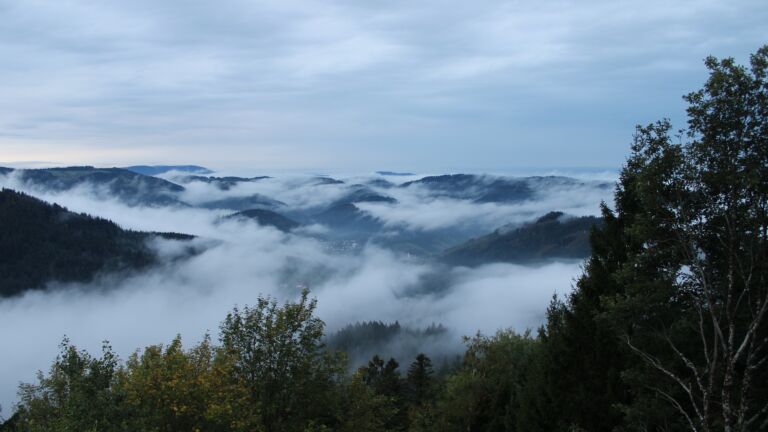 Dieses Bild zeigt eine Webcam-Aufnahme vom Achertal, aufgenommen am Sonntag, den 18.10.2026 um 18:30 Uhr. Die Temperatur betrug 7.4°C.