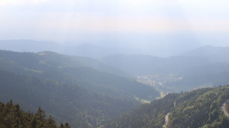 Dieses Bild zeigt eine Webcam-Aufnahme vom Achertal, aufgenommen am Samstag, den 17.05.2025 um 18:30 Uhr. Die Temperatur betrug 11.1°C.