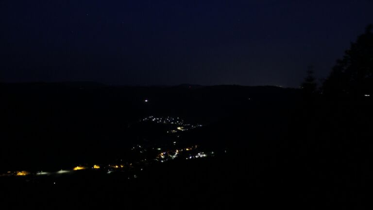 Dieses Bild zeigt eine Webcam-Aufnahme vom Achertal, aufgenommen am Freitag, den 26.06.2026 um 03:50 Uhr. Die Temperatur betrug 27.3°C.