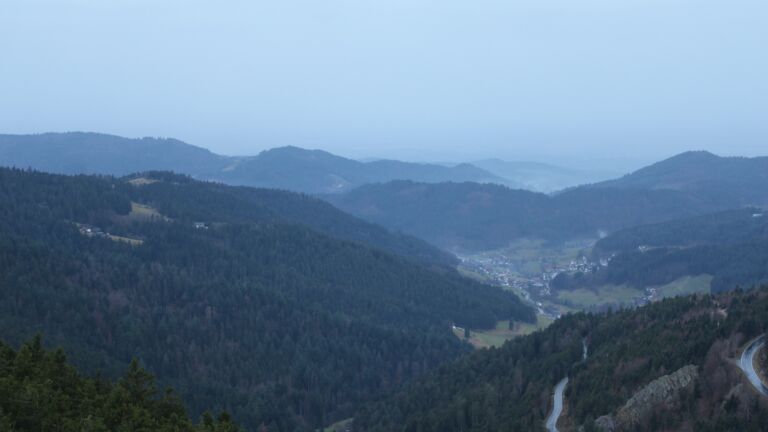 Dieses Bild zeigt eine Webcam-Aufnahme vom Achertal, aufgenommen am Samstag, den 20.12.2025 um 08:20 Uhr. Die Temperatur betrug 4.6°C.