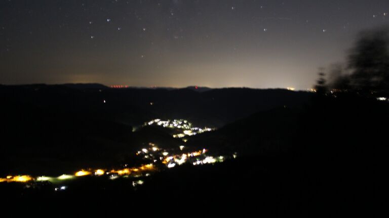 Dieses Bild zeigt eine Webcam-Aufnahme vom Achertal, aufgenommen am Sonntag, den 12.07.2026 um 03:00 Uhr. Die Temperatur betrug 19.6°C.