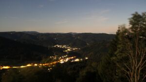 Dieses Bild zeigt eine Webcam-Aufnahme vom Achertal, aufgenommen am Samstag, den 26.09.2026 um 20:30 Uhr. Die Temperatur betrug 20.5°C.