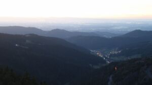 Dieses Bild zeigt eine Webcam-Aufnahme vom Achertal, aufgenommen am Donnerstag, den 18.12.2025 um 17:10 Uhr. Die Temperatur betrug 6.6°C.