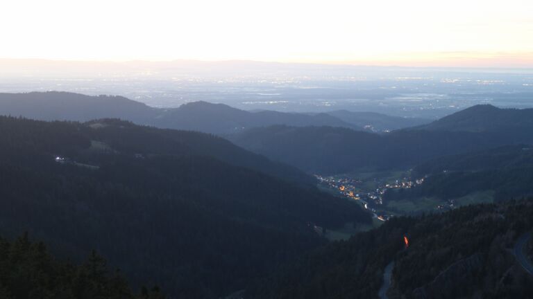 Dieses Bild zeigt eine Webcam-Aufnahme vom Achertal, aufgenommen am Donnerstag, den 18.12.2025 um 17:10 Uhr. Die Temperatur betrug 6.6°C.