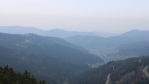 Dieses Bild zeigt eine Webcam-Aufnahme vom Achertal, aufgenommen am Montag, den 23.03.2026 um 12:10 Uhr. Die Temperatur betrug 7.3°C.