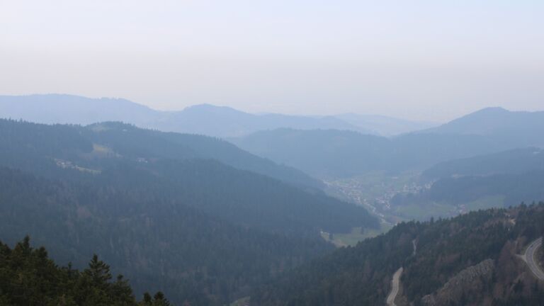 Dieses Bild zeigt eine Webcam-Aufnahme vom Achertal, aufgenommen am Montag, den 23.03.2026 um 12:10 Uhr. Die Temperatur betrug 7.3°C.