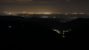 Dieses Bild zeigt eine Webcam-Aufnahme vom Achertal, aufgenommen am Samstag, den 21.03.2026 um 04:00 Uhr. Die Temperatur betrug 4.4°C.