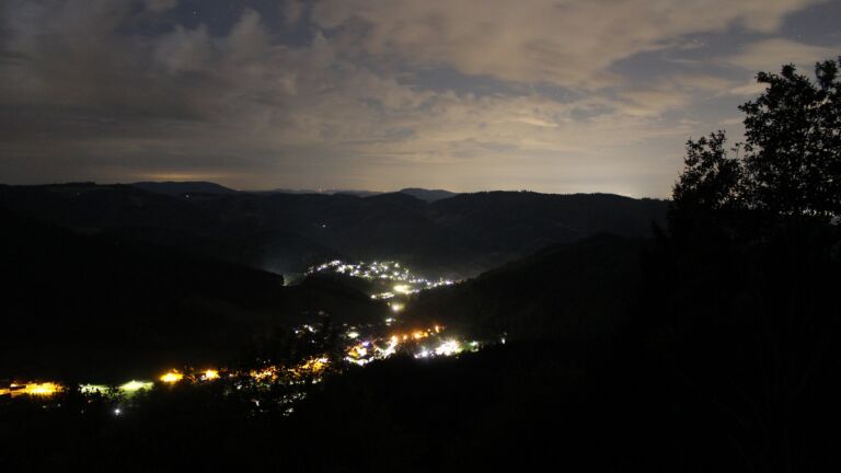 Dieses Bild zeigt eine Webcam-Aufnahme vom Achertal, aufgenommen am Montag, den 05.10.2026 um 04:00 Uhr. Die Temperatur betrug 14.7°C.