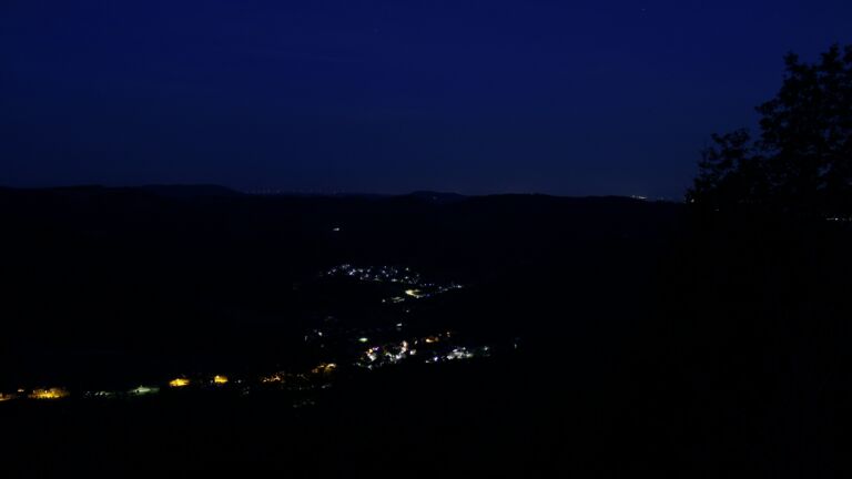 Dieses Bild zeigt eine Webcam-Aufnahme vom Achertal, aufgenommen am Mittwoch, den 08.07.2026 um 04:10 Uhr. Die Temperatur betrug 18.1°C.