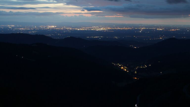 Dieses Bild zeigt eine Webcam-Aufnahme vom Achertal, aufgenommen am Donnerstag, den 26.06.2025 um 22:30 Uhr. Die Temperatur betrug 16.5°C.