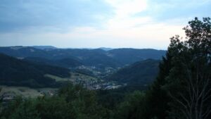 Dieses Bild zeigt eine Webcam-Aufnahme vom Achertal, aufgenommen am Samstag, den 15.08.2026 um 21:00 Uhr. Die Temperatur betrug 27.8°C.