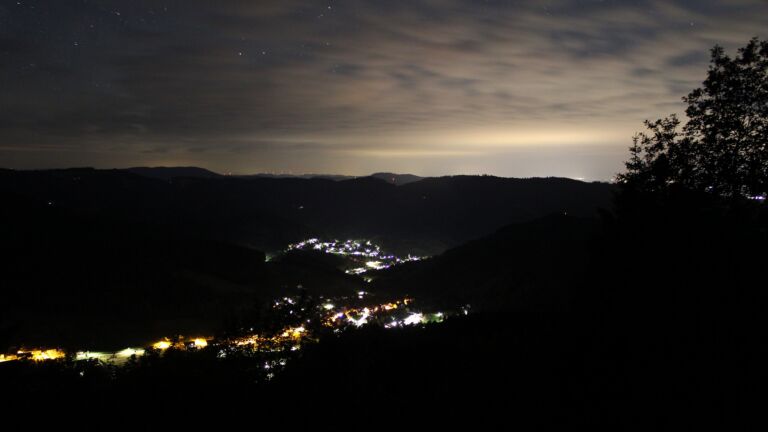 Dieses Bild zeigt eine Webcam-Aufnahme vom Achertal, aufgenommen am Montag, den 15.06.2026 um 02:30 Uhr. Die Temperatur betrug 11.4°C.