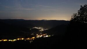 Dieses Bild zeigt eine Webcam-Aufnahme vom Achertal, aufgenommen am Donnerstag, den 18.06.2026 um 03:30 Uhr. Die Temperatur betrug 21.7°C.