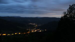 Dieses Bild zeigt eine Webcam-Aufnahme vom Achertal, aufgenommen am Mittwoch, den 20.05.2026 um 22:00 Uhr. Die Temperatur betrug 12.3°C.