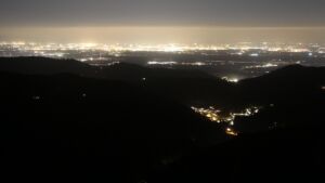 Dieses Bild zeigt eine Webcam-Aufnahme vom Achertal, aufgenommen am Donnerstag, den 12.03.2026 um 20:00 Uhr. Die Temperatur betrug 3.8°C.