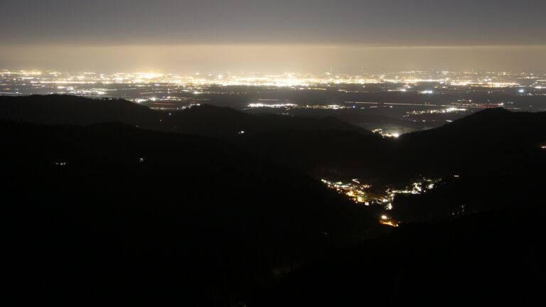 Dieses Bild zeigt eine Webcam-Aufnahme vom Achertal, aufgenommen am Donnerstag, den 12.03.2026 um 20:00 Uhr. Die Temperatur betrug 3.8°C.