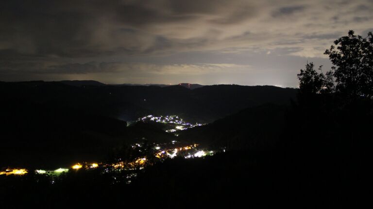 Dieses Bild zeigt eine Webcam-Aufnahme vom Achertal, aufgenommen am Donnerstag, den 17.09.2026 um 02:30 Uhr. Die Temperatur betrug 11.8°C.