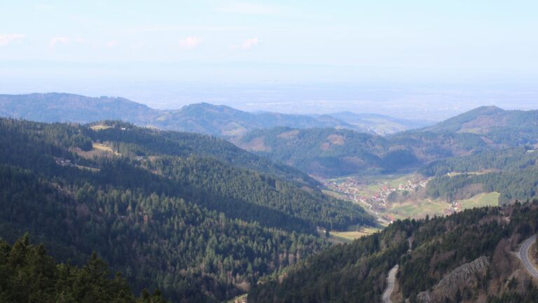 Dieses Bild zeigt eine Webcam-Aufnahme vom Achertal, aufgenommen am Dienstag, den 03.03.2026 um 12:00 Uhr. Die Temperatur betrug 9.9°C.