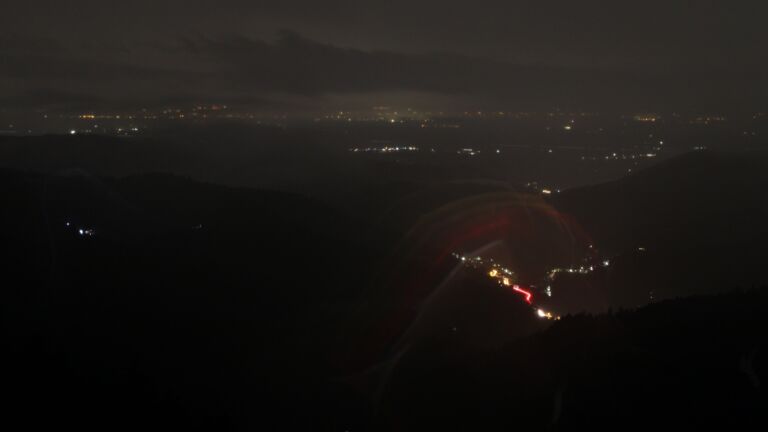 Dieses Bild zeigt eine Webcam-Aufnahme vom Achertal, aufgenommen am Samstag, den 26.07.2025 um 23:10 Uhr. Die Temperatur betrug 12.1°C.