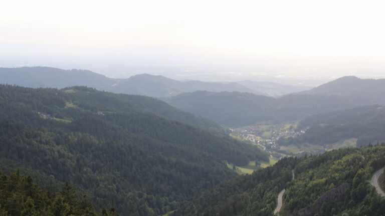 Dieses Bild zeigt eine Webcam-Aufnahme vom Achertal, aufgenommen am Montag, den 26.05.2025 um 19:30 Uhr. Die Temperatur betrug 9.8°C.
