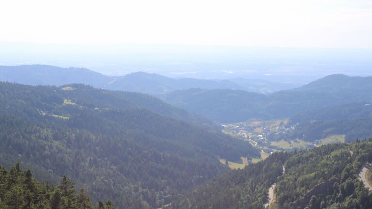 Dieses Bild zeigt eine Webcam-Aufnahme vom Achertal, aufgenommen am Samstag, den 05.07.2025 um 18:00 Uhr. Die Temperatur betrug 20.2°C.
