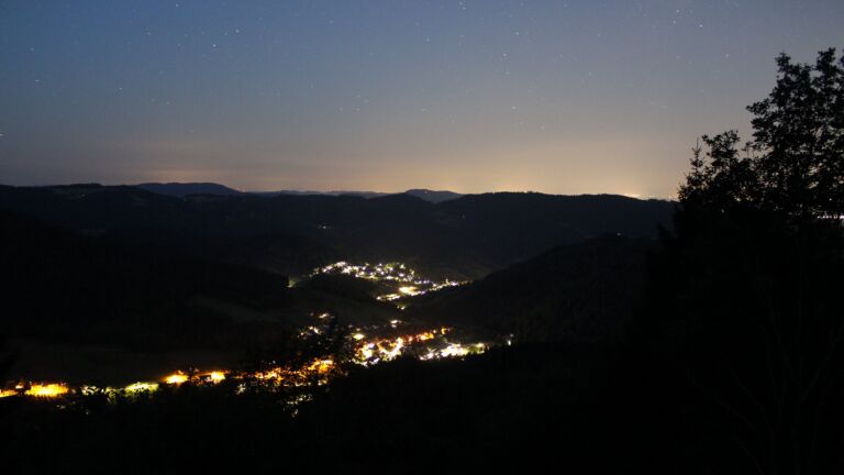 Dieses Bild zeigt eine Webcam-Aufnahme vom Achertal, aufgenommen am Mittwoch, den 22.07.2026 um 04:10 Uhr. Die Temperatur betrug 13.8°C.