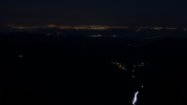 Dieses Bild zeigt eine Webcam-Aufnahme vom Achertal, aufgenommen am Freitag, den 08.05.2026 um 04:40 Uhr. Die Temperatur betrug 4.8°C.