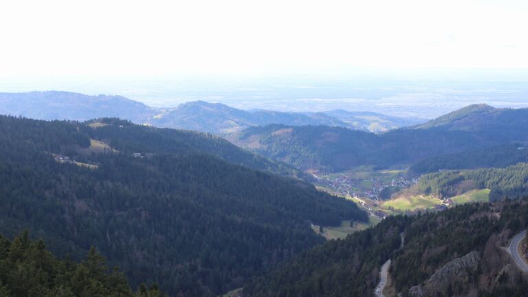 Dieses Bild zeigt eine Webcam-Aufnahme vom Achertal, aufgenommen am Sonntag, den 01.03.2026 um 15:00 Uhr. Die Temperatur betrug 6.1°C.