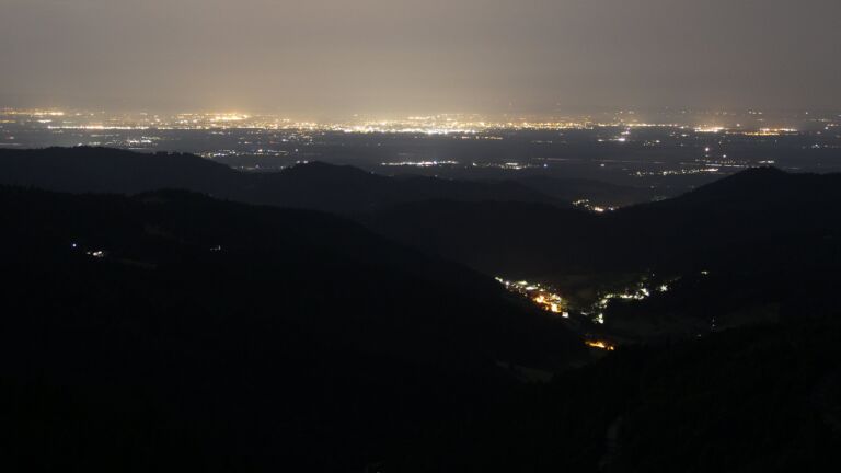 Dieses Bild zeigt eine Webcam-Aufnahme vom Achertal, aufgenommen am Dienstag, den 03.06.2025 um 23:20 Uhr. Die Temperatur betrug 13.4°C.