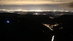 Dieses Bild zeigt eine Webcam-Aufnahme vom Achertal, aufgenommen am Montag, den 08.12.2025 um 20:00 Uhr. Die Temperatur betrug 8°C.