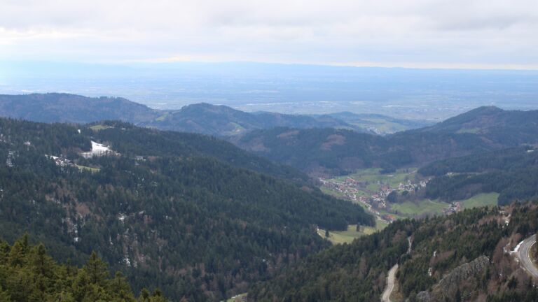 Dieses Bild zeigt eine Webcam-Aufnahme vom Achertal, aufgenommen am Samstag, den 04.04.2026 um 17:10 Uhr. Die Temperatur betrug 7.8°C.