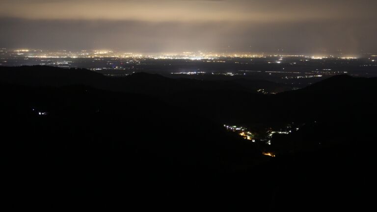 Dieses Bild zeigt eine Webcam-Aufnahme vom Achertal, aufgenommen am Montag, den 20.10.2025 um 02:30 Uhr. Die Temperatur betrug 10.9°C.