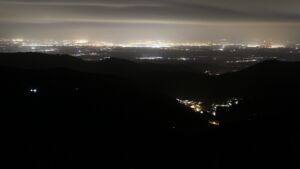 Dieses Bild zeigt eine Webcam-Aufnahme vom Achertal, aufgenommen am Mittwoch, den 11.02.2026 um 23:30 Uhr. Die Temperatur betrug 3.8°C.