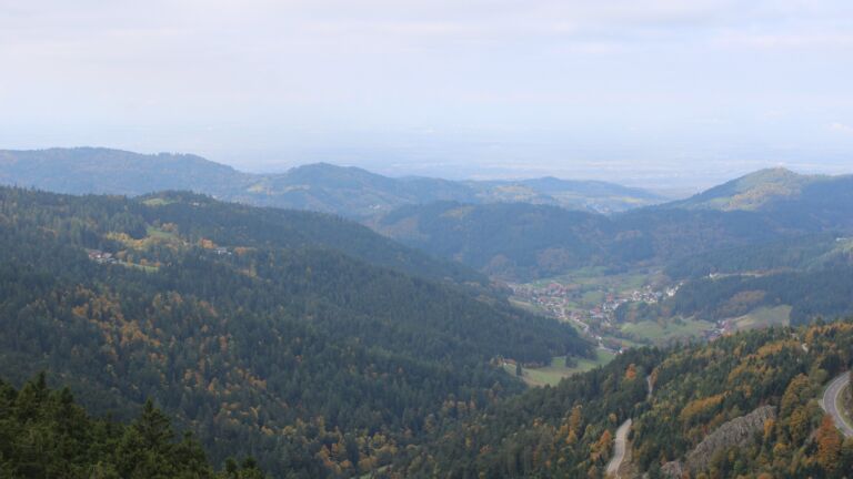 Dieses Bild zeigt eine Webcam-Aufnahme vom Achertal, aufgenommen am Sonntag, den 12.10.2025 um 11:40 Uhr. Die Temperatur betrug 7.6°C.