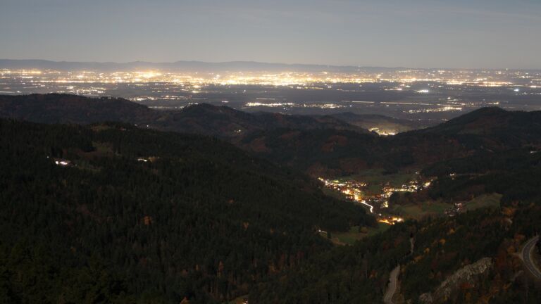 Dieses Bild zeigt eine Webcam-Aufnahme vom Achertal, aufgenommen am Dienstag, den 04.11.2025 um 19:30 Uhr. Die Temperatur betrug 11.6°C.