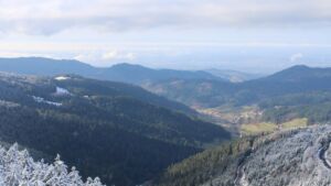 Dieses Bild zeigt eine Webcam-Aufnahme vom Achertal, aufgenommen am Donnerstag, den 27.11.2025 um 12:40 Uhr. Die Temperatur betrug -1.1°C.