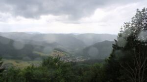 Dieses Bild zeigt eine Webcam-Aufnahme vom Achertal, aufgenommen am Freitag, den 05.06.2026 um 13:40 Uhr. Die Temperatur betrug 12.7°C.