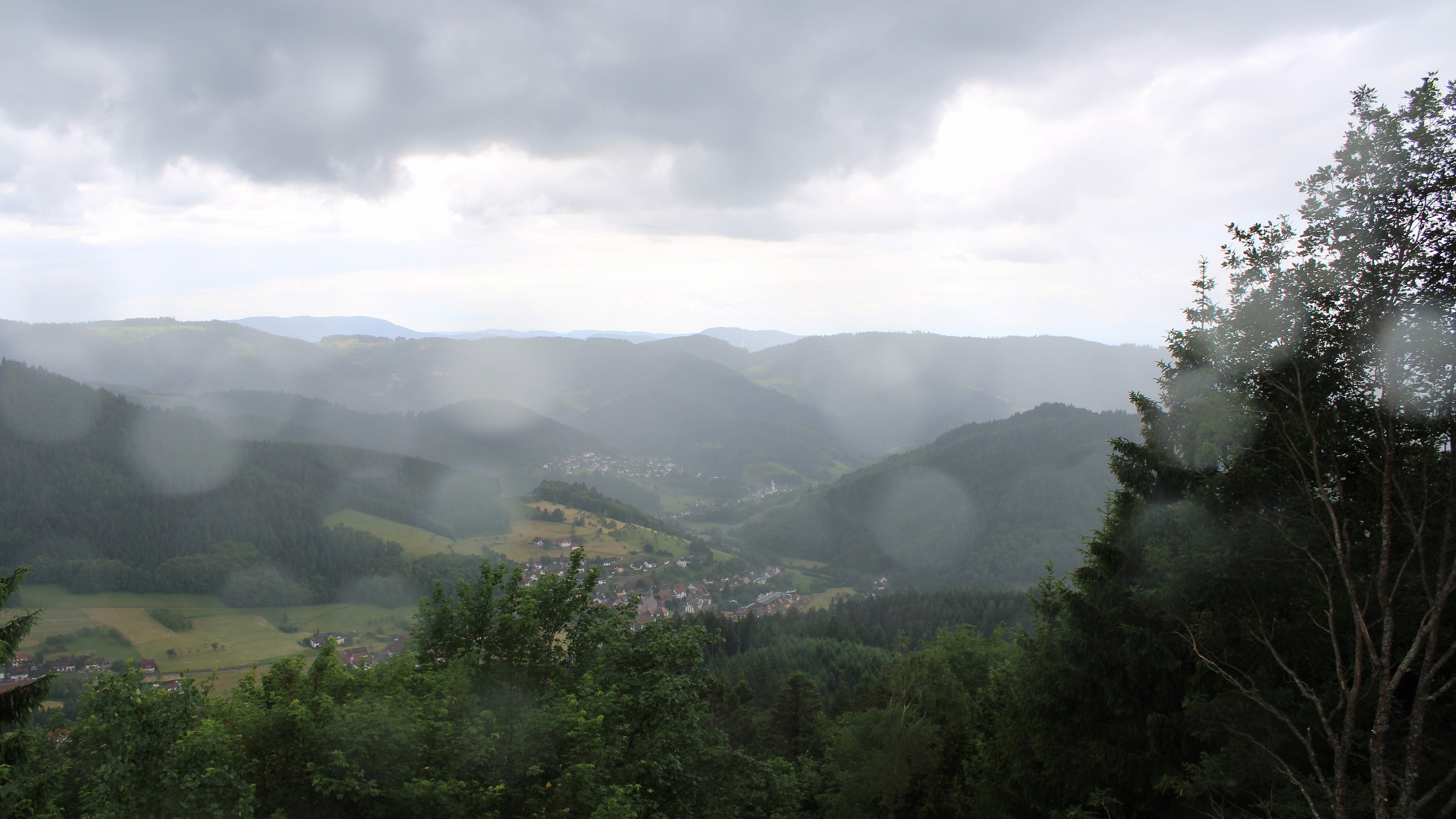 Dieses Bild zeigt eine Webcam-Aufnahme vom Achertal, aufgenommen am Freitag, den 05.06.2026 um 13:40 Uhr. Die Temperatur betrug 12.7°C.