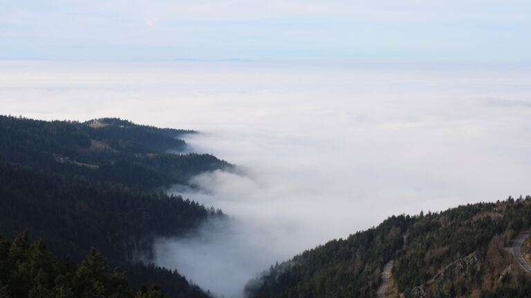 Dieses Bild zeigt eine Webcam-Aufnahme vom Achertal, aufgenommen am Montag, den 22.12.2025 um 13:30 Uhr. Die Temperatur betrug 7.1°C.
