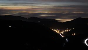 Dieses Bild zeigt eine Webcam-Aufnahme vom Achertal, aufgenommen am Freitag, den 12.12.2025 um 18:00 Uhr. Die Temperatur betrug 10.7°C.