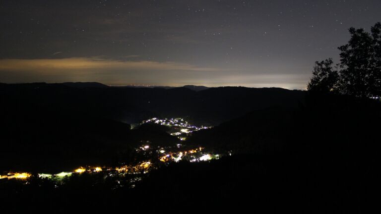 Dieses Bild zeigt eine Webcam-Aufnahme vom Achertal, aufgenommen am Freitag, den 16.10.2026 um 02:30 Uhr. Die Temperatur betrug 14.4°C.