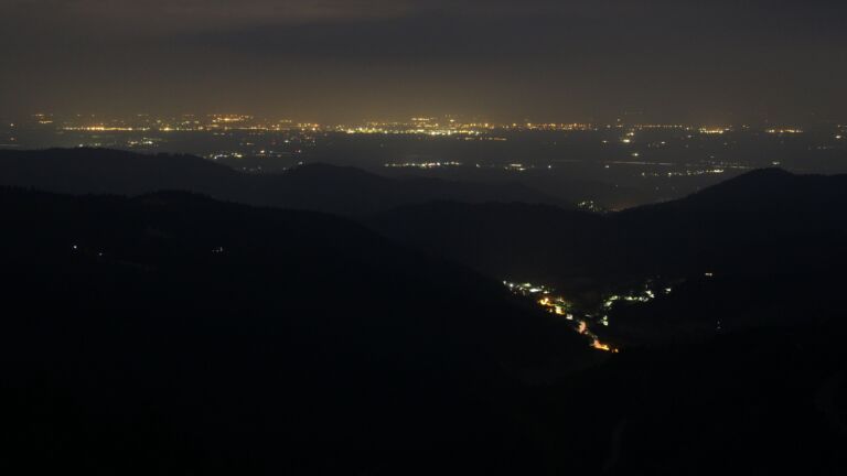 Dieses Bild zeigt eine Webcam-Aufnahme vom Achertal, aufgenommen am Montag, den 23.06.2025 um 03:40 Uhr. Die Temperatur betrug 17.3°C.