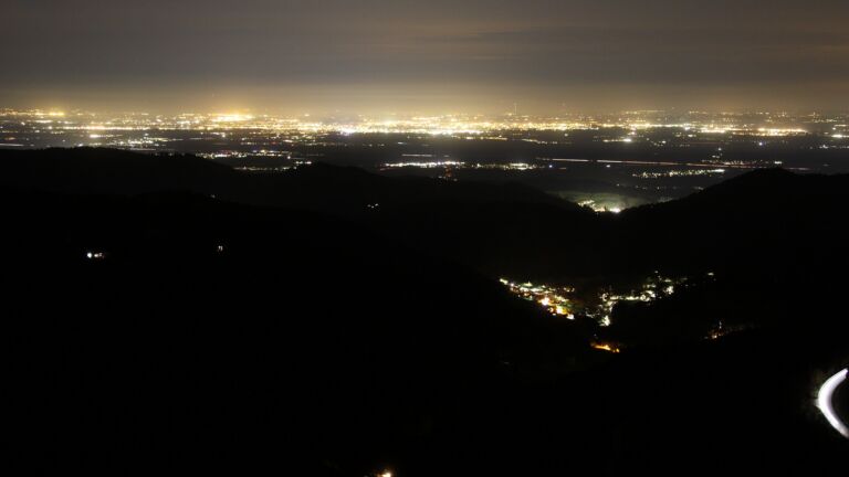 Dieses Bild zeigt eine Webcam-Aufnahme vom Achertal, aufgenommen am Donnerstag, den 09.04.2026 um 22:00 Uhr. Die Temperatur betrug 12.6°C.