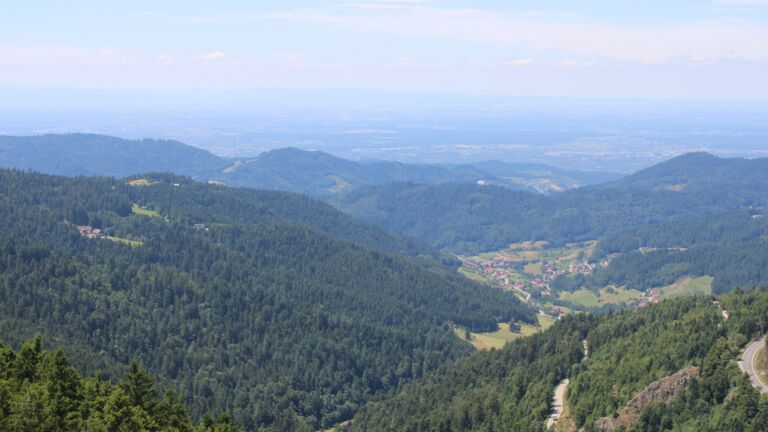 Dieses Bild zeigt eine Webcam-Aufnahme vom Achertal, aufgenommen am Freitag, den 18.07.2025 um 13:50 Uhr. Die Temperatur betrug 19°C.